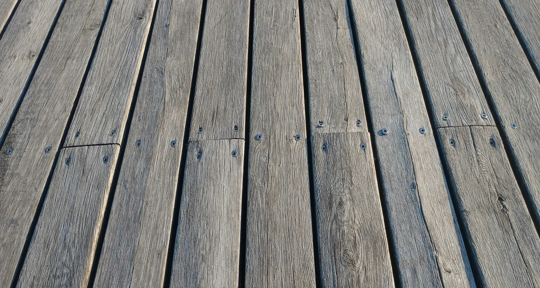 Tablas de tarima exterior fijadas con dos tornillos en cada rastrel